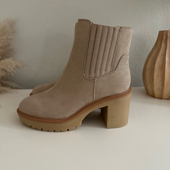 Universal Thread Platform Boots - Picture 1 of 2